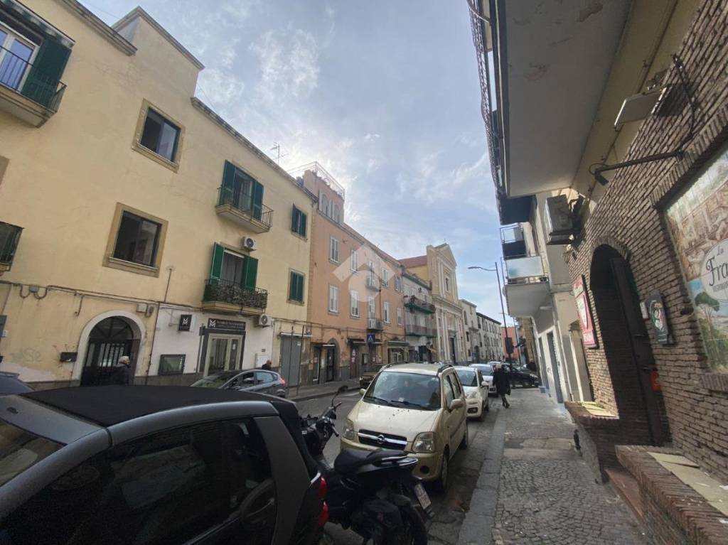 negozio in vendita a Pozzuoli