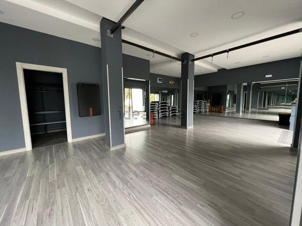 locale commerciale in vendita a Pozzuoli