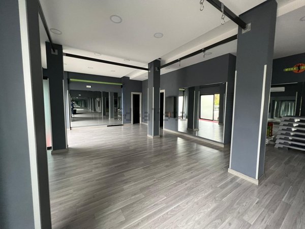 locale commerciale in vendita a Pozzuoli