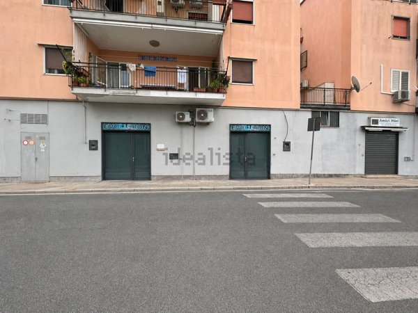 locale commerciale in vendita a Pozzuoli