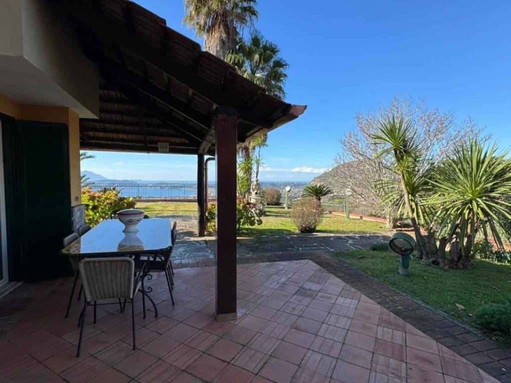 casa indipendente in vendita a Pozzuoli