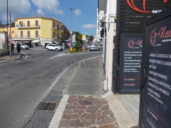 locale commerciale in vendita a Pozzuoli in zona Arco Felice