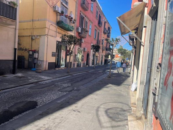 negozio in vendita a Pozzuoli