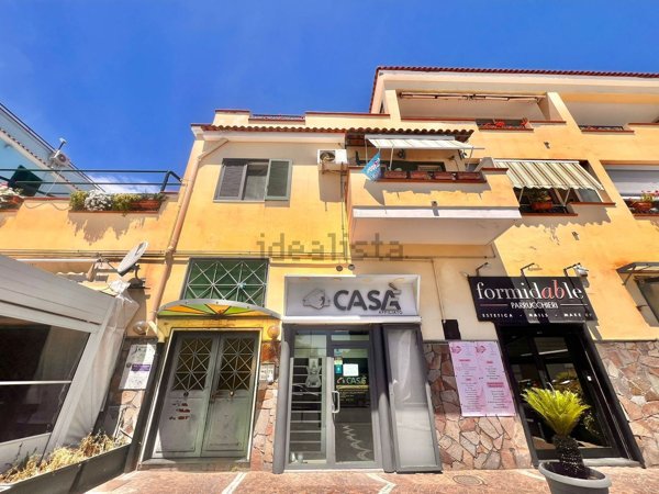 locale commerciale in vendita a Pozzuoli in zona Arco Felice