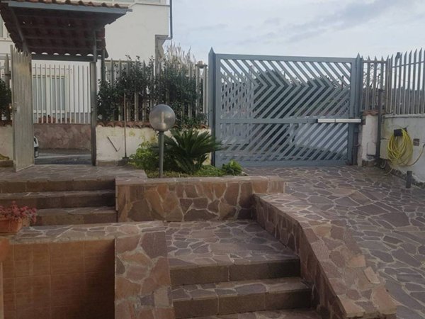 casa indipendente in vendita a Pozzuoli in zona Monterusciello