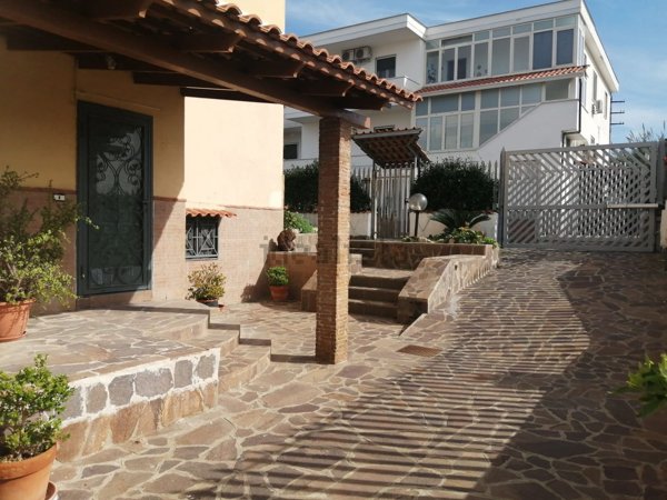 casa indipendente in vendita a Pozzuoli