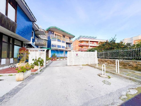 locale commerciale in vendita a Pozzuoli in zona Arco Felice