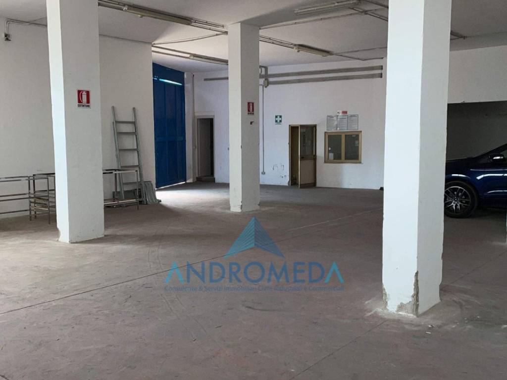 negozio in vendita a Pozzuoli in zona Pisciarelli