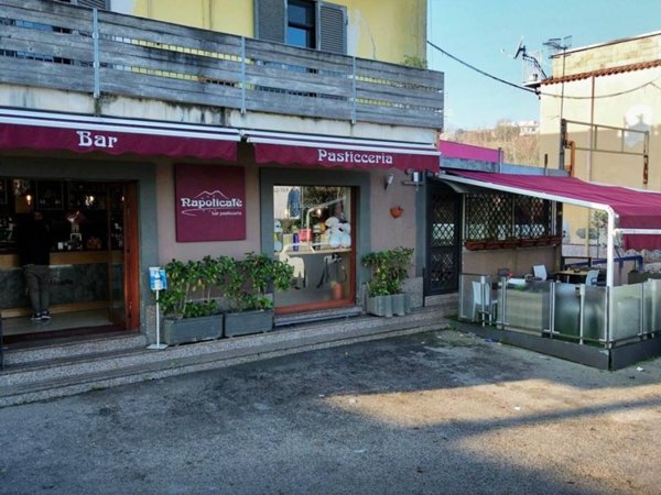 negozio in vendita a Pozzuoli