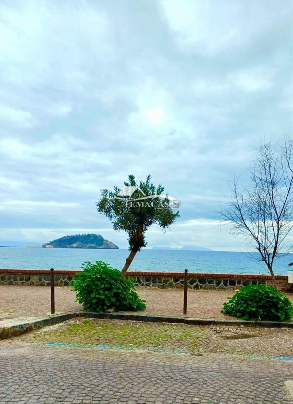 locale commerciale in vendita a Pozzuoli