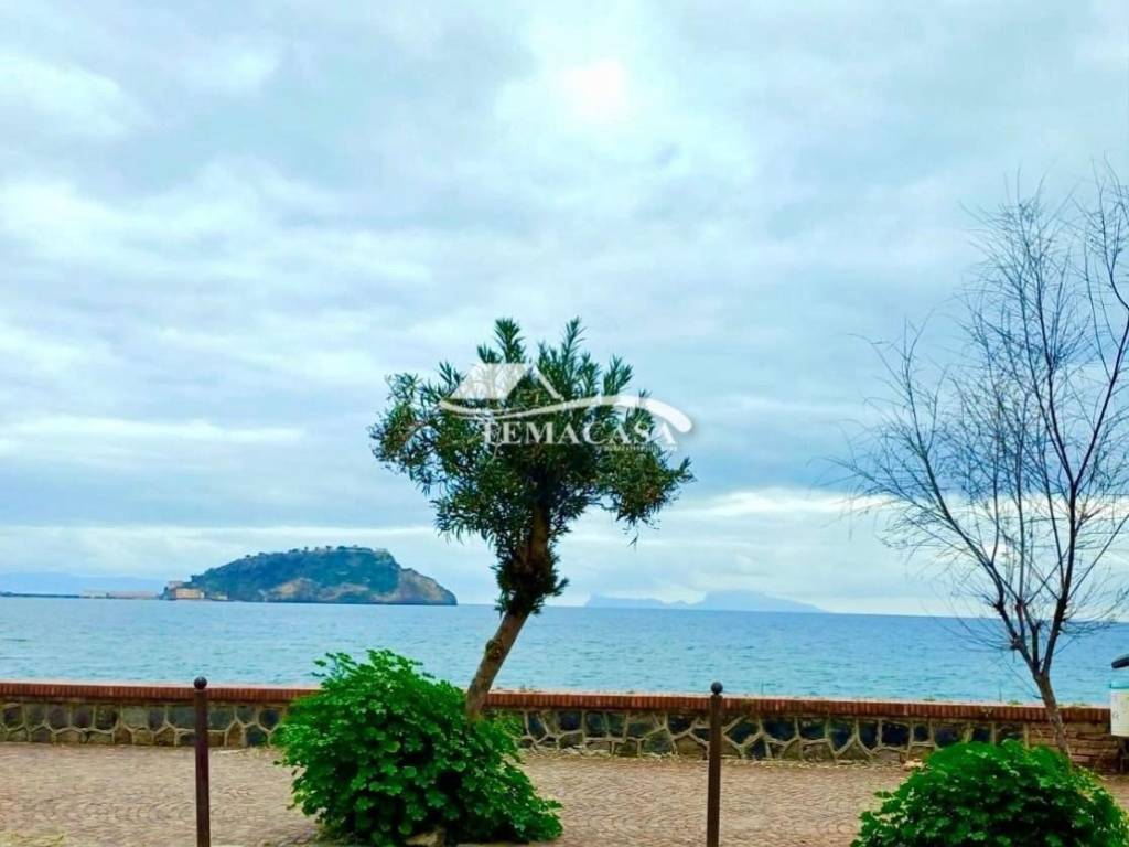 negozio in vendita a Pozzuoli