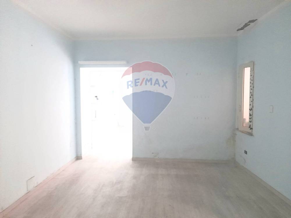 locale commerciale in vendita a Pozzuoli