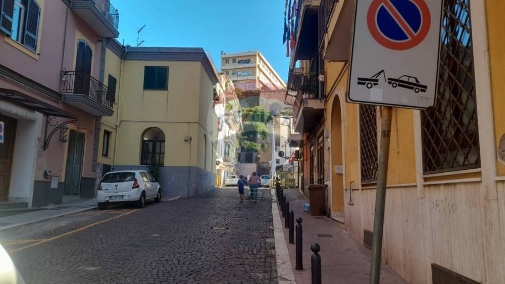 negozio in vendita a Pozzuoli