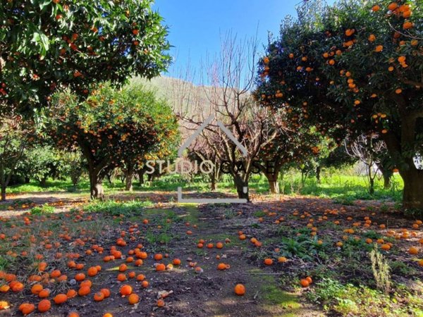 casa indipendente in vendita a Pozzuoli in zona Toiano