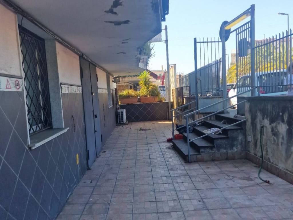 negozio in vendita a Pozzuoli in zona Arco Felice