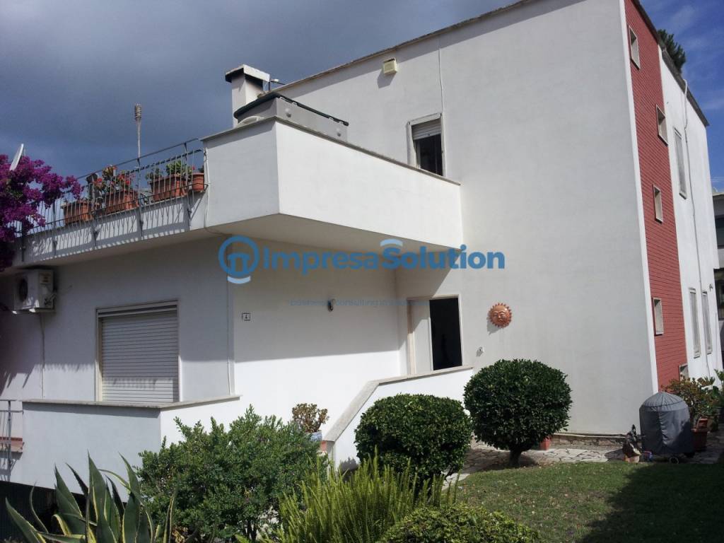 casa indipendente in vendita a Pozzuoli in zona Monterusciello
