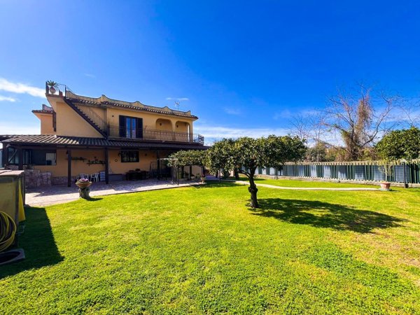 casa indipendente in vendita a Pozzuoli in zona Monterusciello