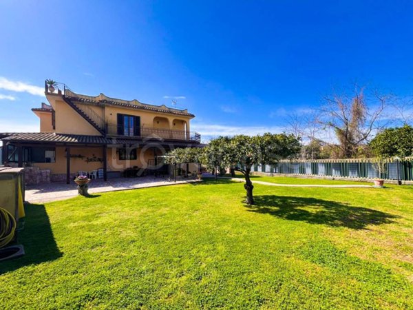 casa indipendente in vendita a Pozzuoli in zona Monterusciello