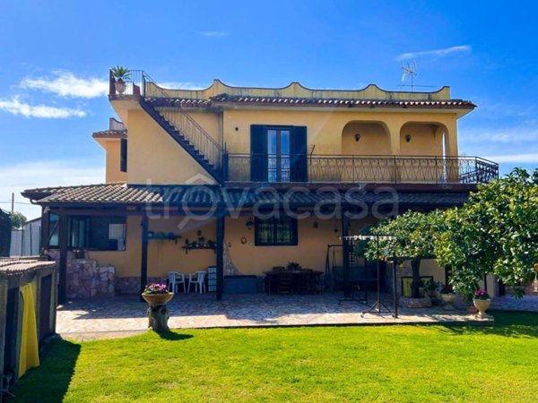 casa indipendente in vendita a Pozzuoli in zona Monterusciello
