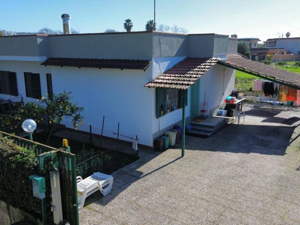 casa indipendente in vendita a Pozzuoli in zona Licola Lido