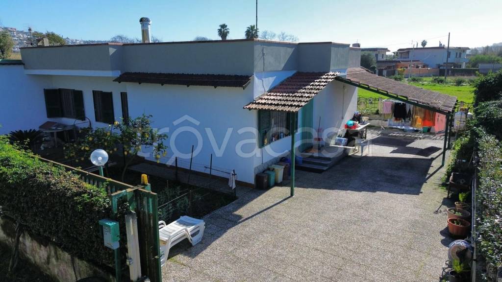 casa indipendente in vendita a Pozzuoli in zona Licola Lido