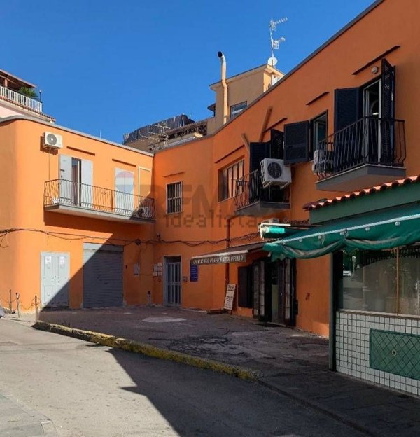 locale commerciale in vendita a Pozzuoli in zona Arco Felice