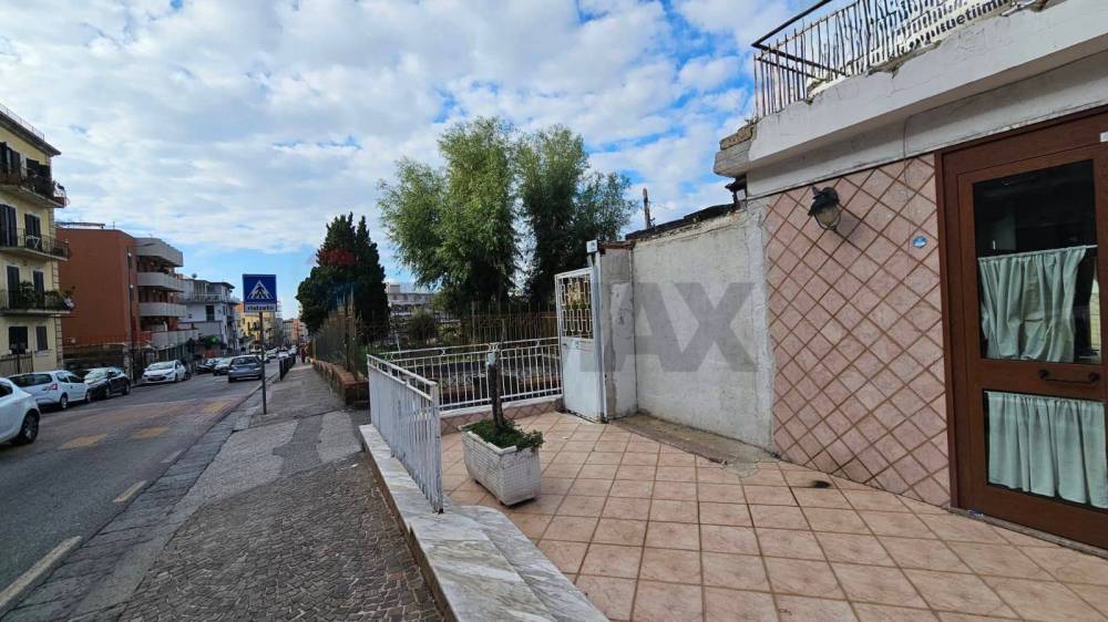locale commerciale in vendita a Pozzuoli in zona Solfatara
