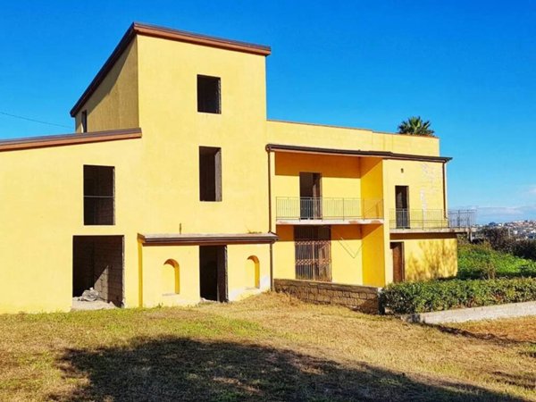 intera palazzina in vendita a Pozzuoli in zona Monterusciello
