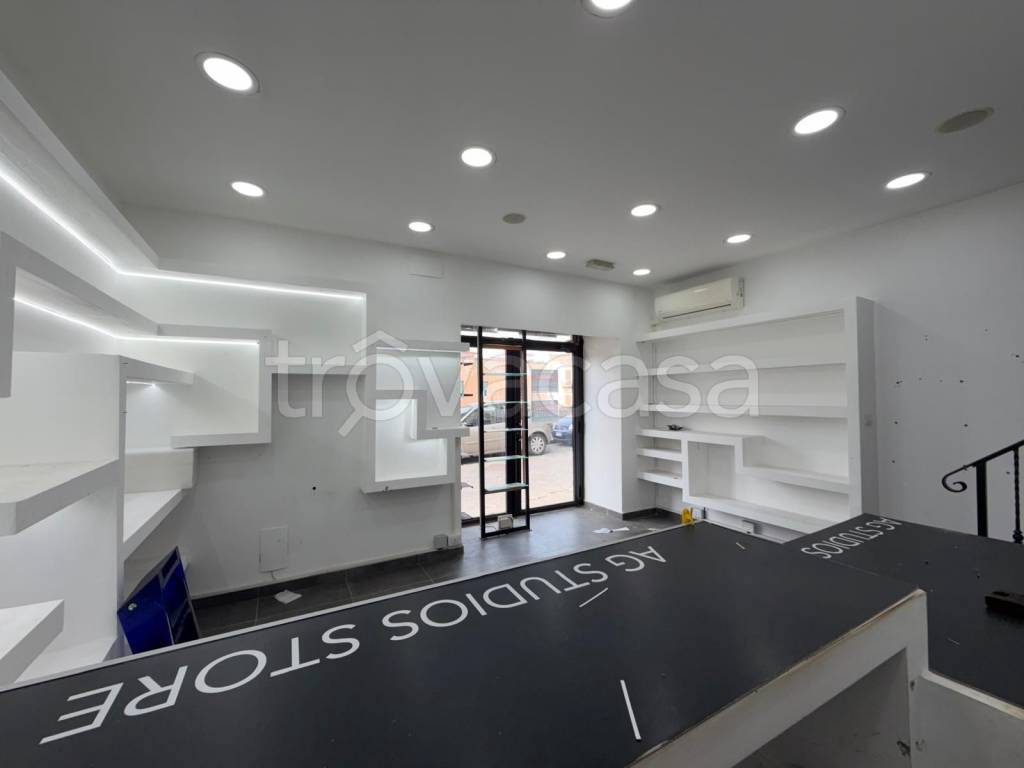 negozio in vendita a Pozzuoli