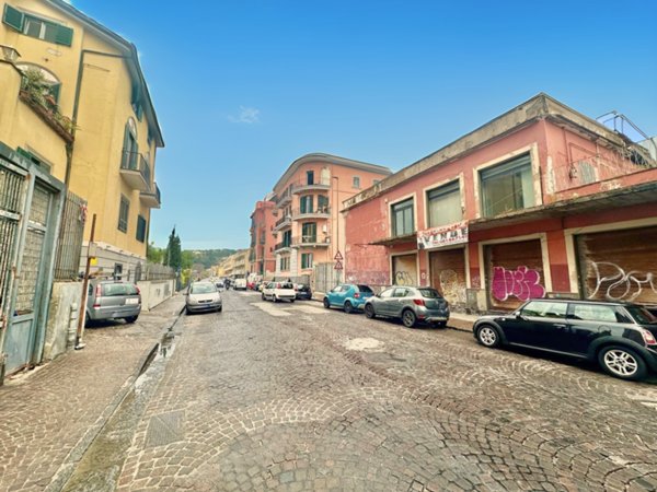 negozio in vendita a Pozzuoli