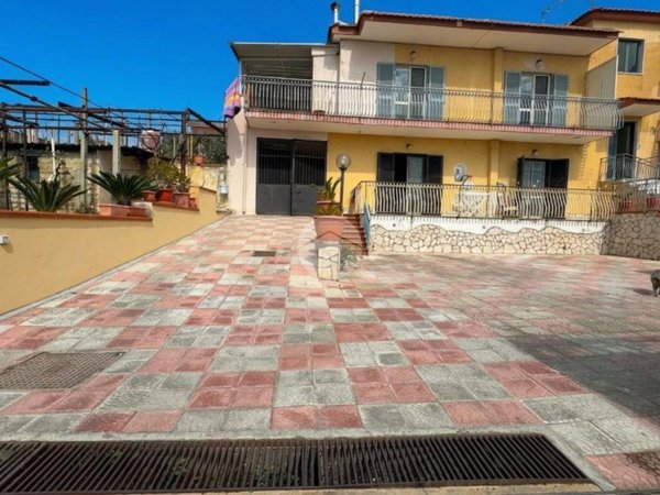 casa indipendente in vendita a Pozzuoli in zona Arco Felice