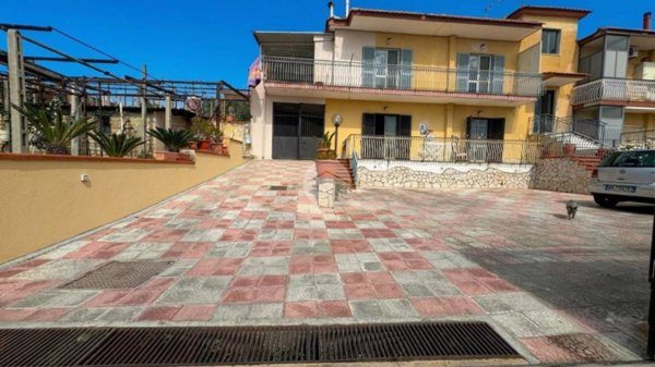 casa indipendente in vendita a Pozzuoli in zona Arco Felice