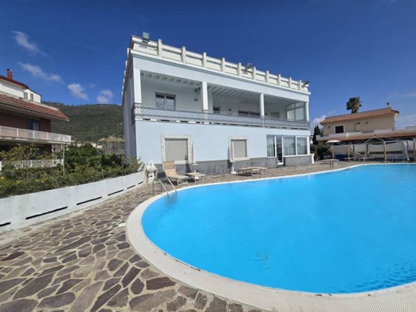 intera palazzina in vendita a Pozzuoli in zona Arco Felice