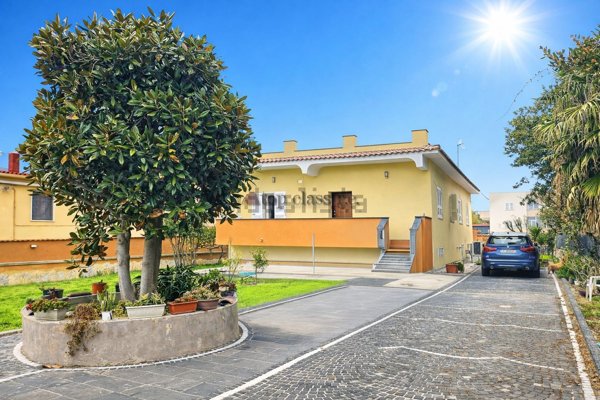 casa indipendente in vendita a Pozzuoli in zona Cuma