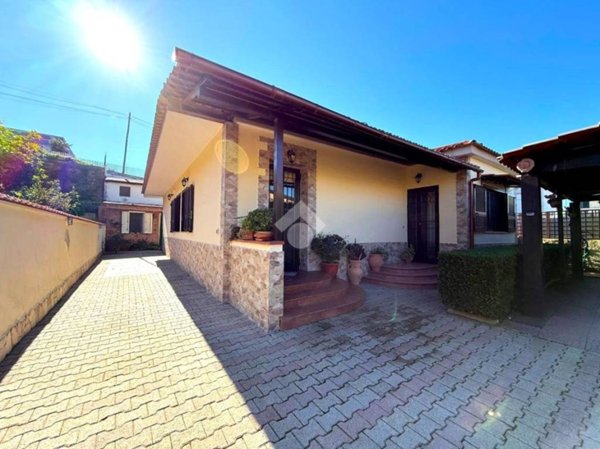 casa indipendente in vendita a Pozzuoli in zona Licola Lido