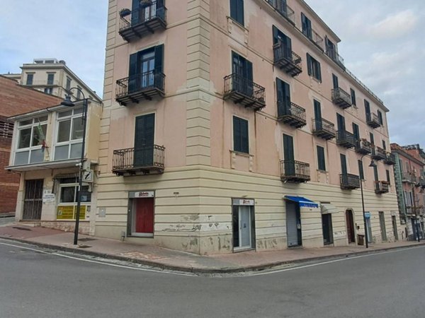 negozio in vendita a Pozzuoli