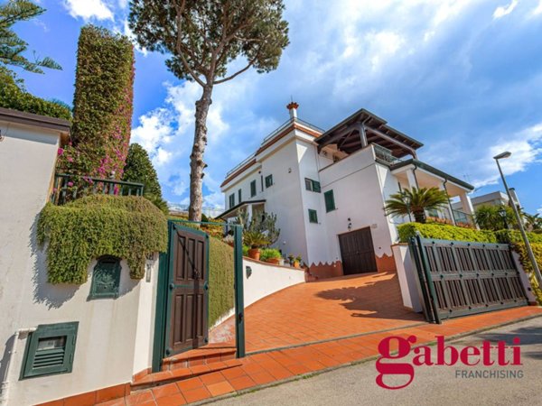 casa indipendente in vendita a Pozzuoli in zona Cuma