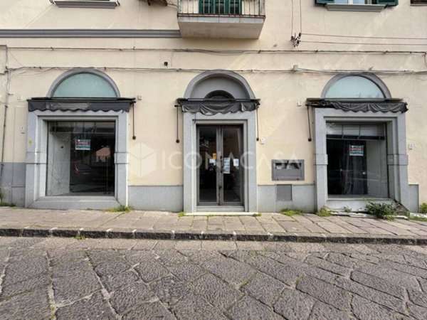 negozio in vendita a Pozzuoli