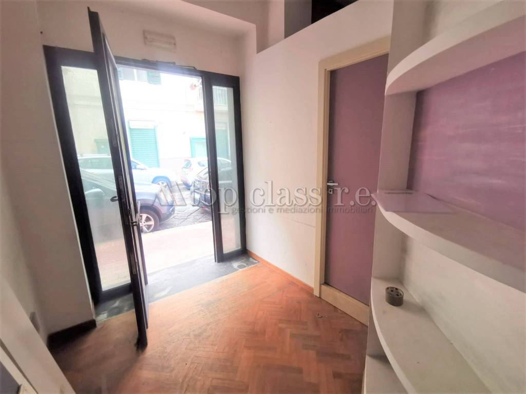 negozio in vendita a Pozzuoli