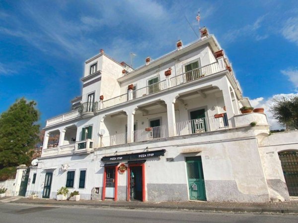intera palazzina in vendita a Pozzuoli in zona Solfatara