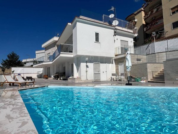 casa indipendente in vendita a Pozzuoli in zona Solfatara
