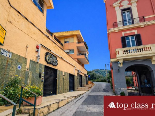 negozio in vendita a Pozzuoli in zona Solfatara