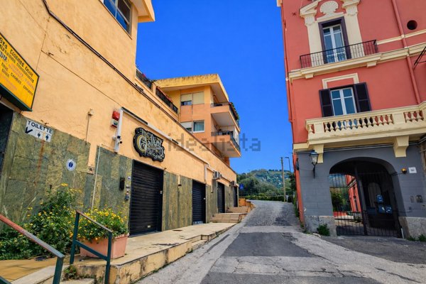 locale commerciale in vendita a Pozzuoli in zona Solfatara