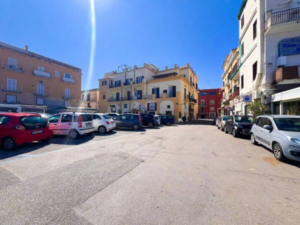 intera palazzina in vendita a Pozzuoli