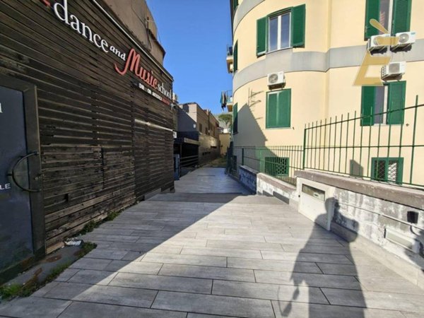 negozio in vendita a Pozzuoli in zona Arco Felice