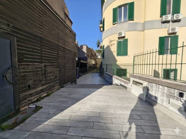 negozio in vendita a Pozzuoli in zona Arco Felice