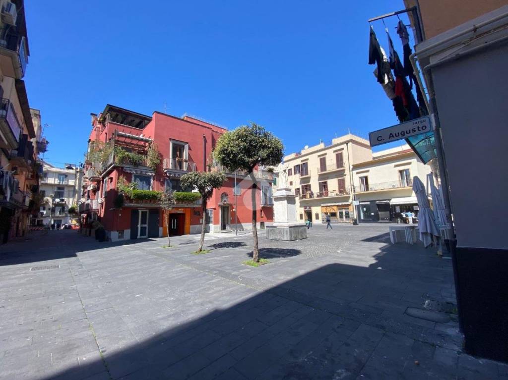 negozio in vendita a Pozzuoli