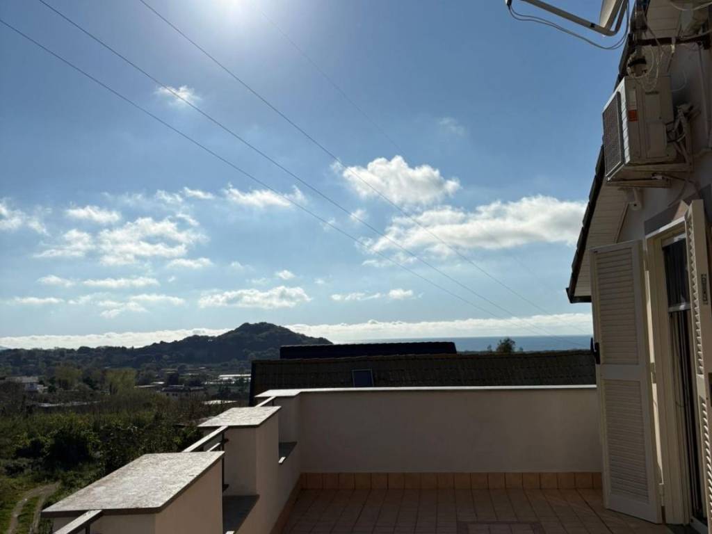 casa indipendente in vendita a Pozzuoli in zona Licola Lido