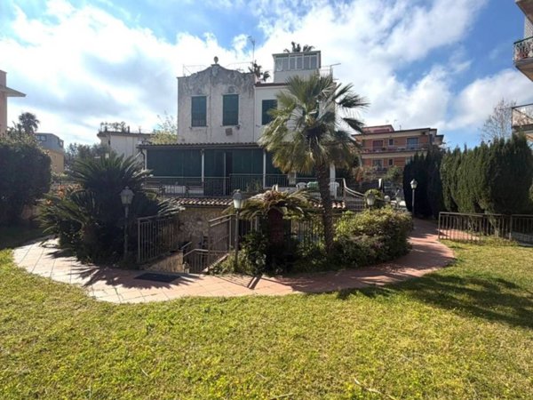 casa indipendente in vendita a Pozzuoli in zona Lucrino