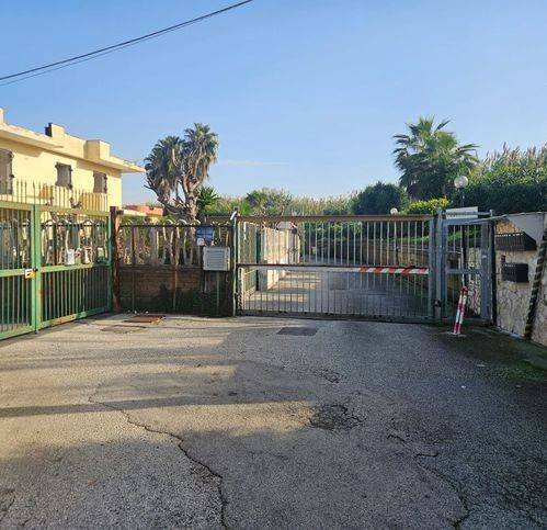casa indipendente in vendita a Pozzuoli in zona Licola Lido
